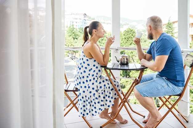 Ideas Creativas para Optimizar el Espacio en Balcones con Mesas Plegables